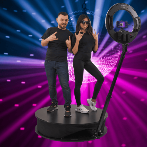 Två personer i fotobås med discokulor och ljusshow.